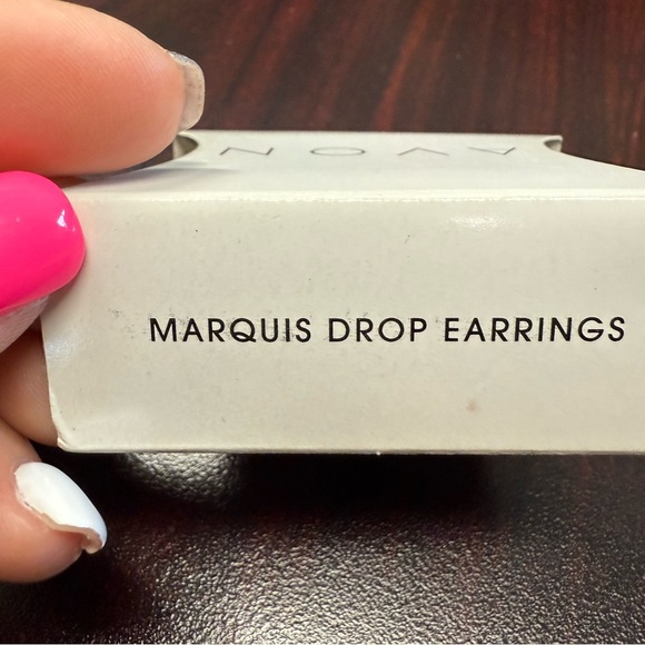 Avon Marquis Drop Silvertone chandelier Earrings with Crystal Accents NIB 2010 - Picture 5 of 5